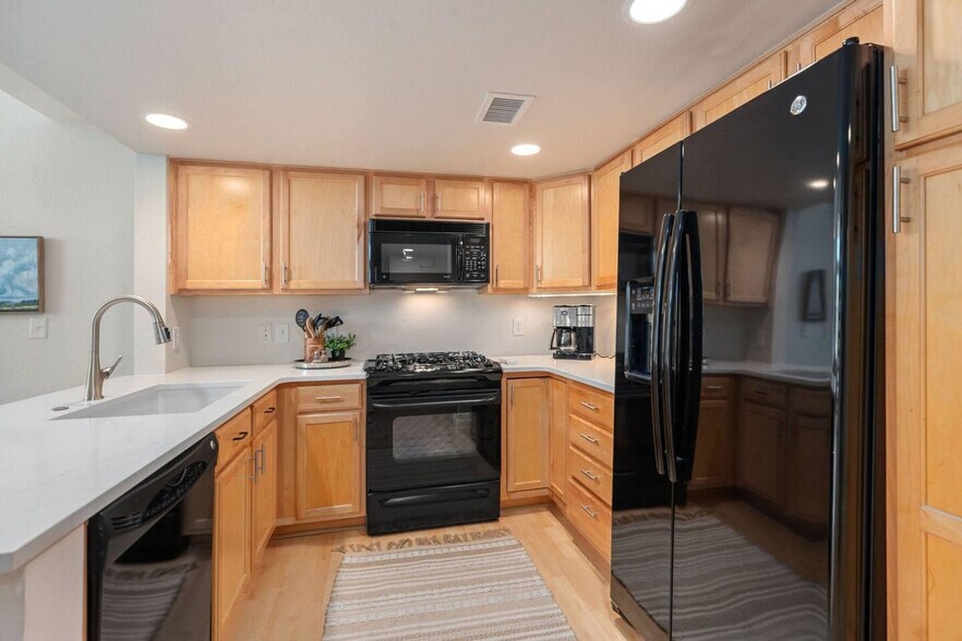 Building Photo - 330 N Howes St