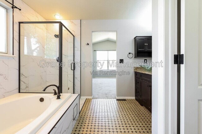 Building Photo - 1144 E 12th Ct