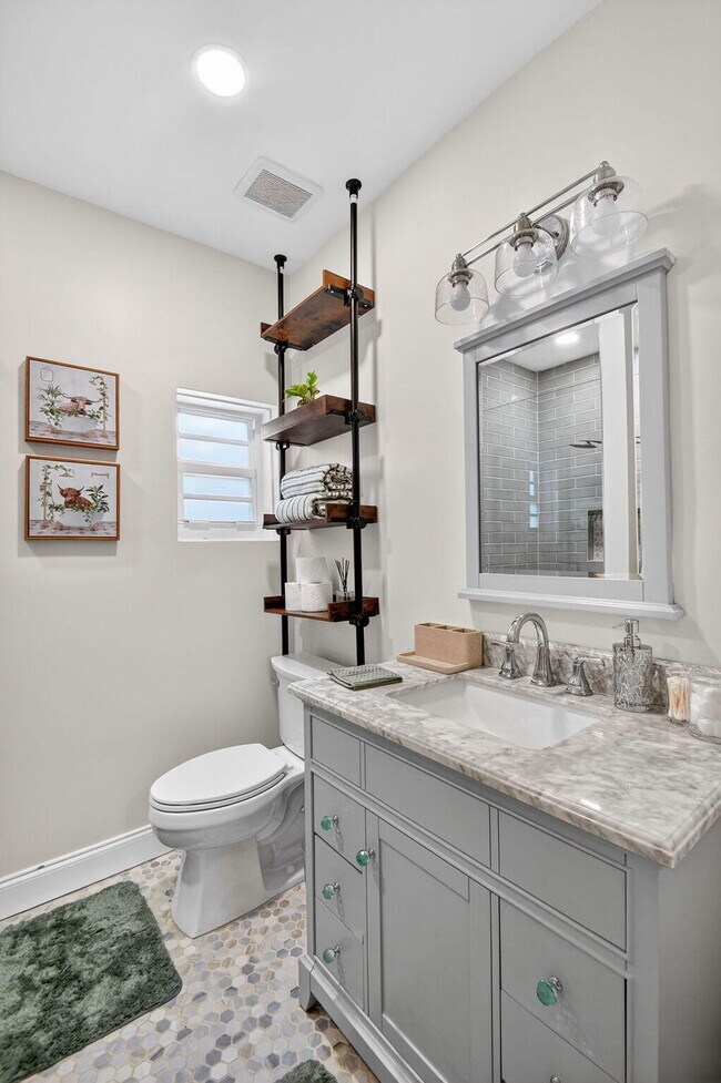 Building Photo - 1511 S Palmway