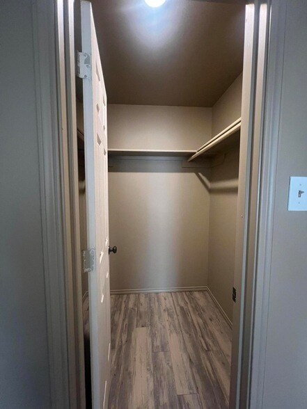 Building Photo - 1505 E 6th St