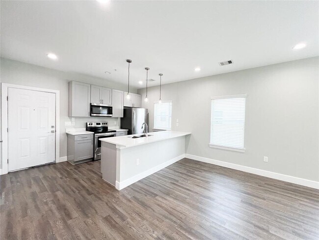 Building Photo - 144 W 5th St