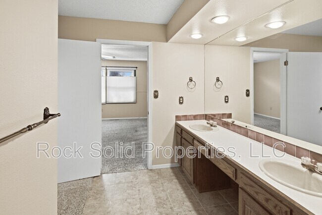 Building Photo - 5416 Meadowbrook Dr