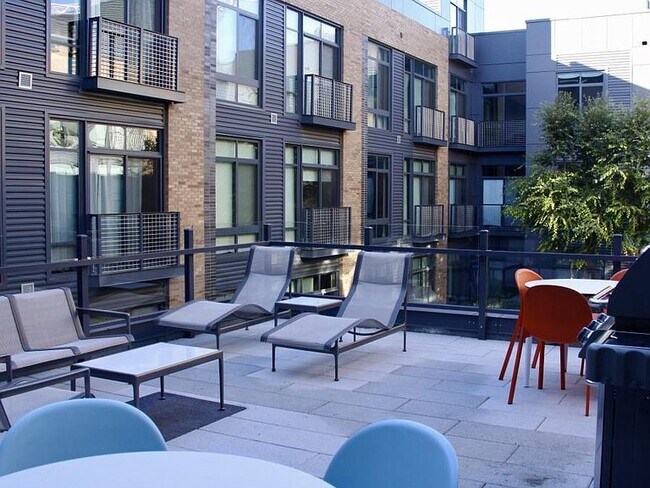 Common area deck with gas grill - 525 Water St SW