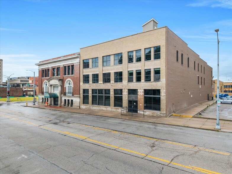 Building Photo - 400 N Main St