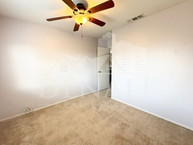 Building Photo - 11810 W Sunnyside Dr