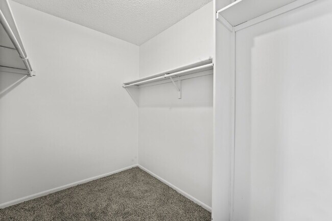 Building Photo - Spacious and updated townhome in Olathe!  1st month is Free!*