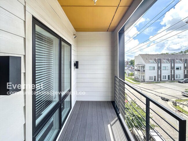 Building Photo - 2704 Clifton Ave