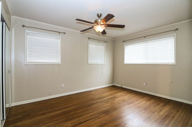 Building Photo - Darling 3 Bedroom With Hardwood Floors!