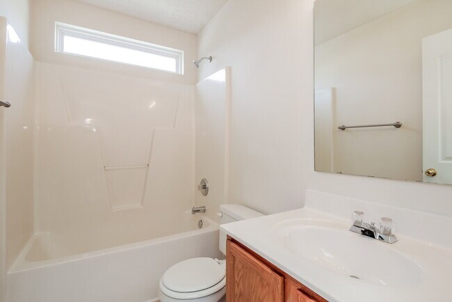 Building Photo - 12529 Oakton Hunt Dr