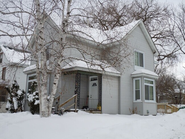 Building Photo - Beautiful 5 Bedroom In Como available Sept...