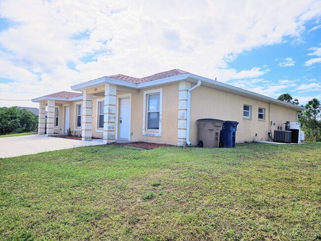 Building Photo - Nice 3 Bedroom Duplex in Lehigh Acres