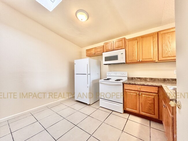 Building Photo - 425 E Thoroughbred St