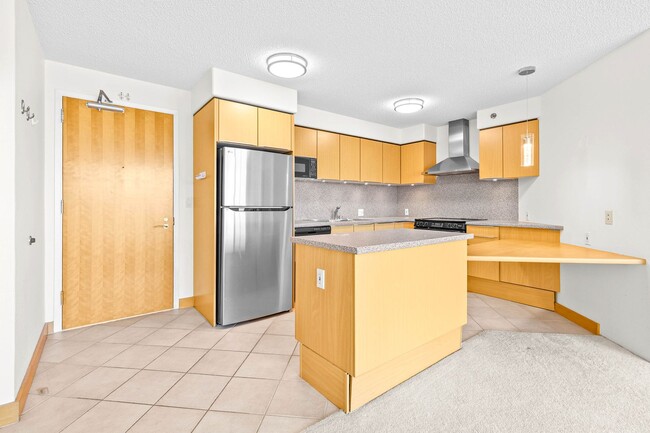 Building Photo - Beautiful Honolulu views from this bright ...
