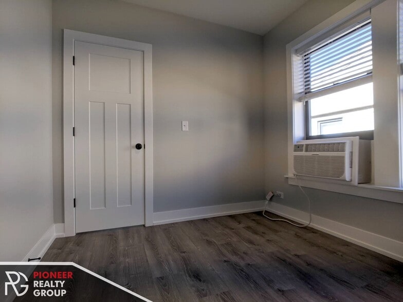 Building Photo - 709 W Brompton Ave