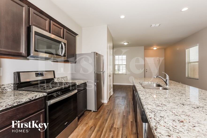 Building Photo - 335 W Powell Dr