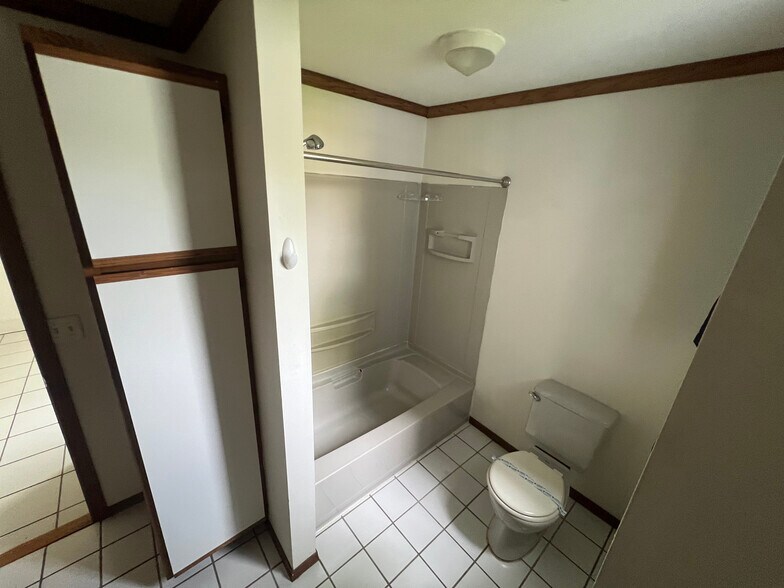 Building Photo - 823 West Ave S