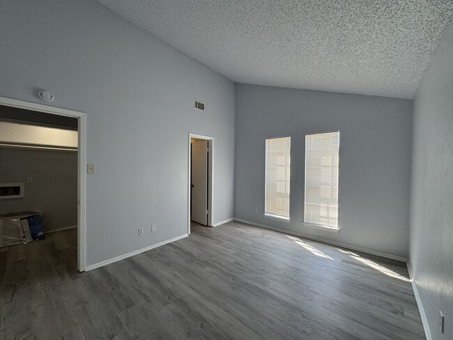 Building Photo - 2210 Capitan Dr