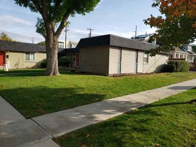 Building Photo - 757 Simpson Ave