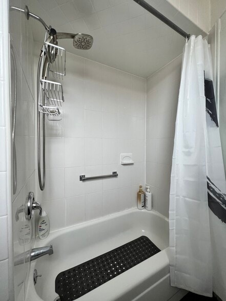 bathroom - 16 Bellair Pl