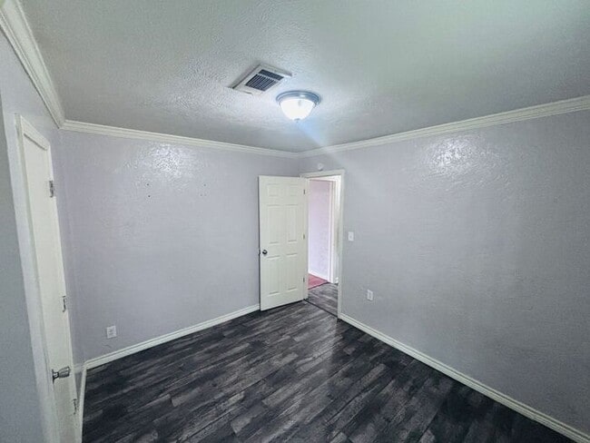 Building Photo - Charming 3-Bedroom Home in a Convenient Lo...
