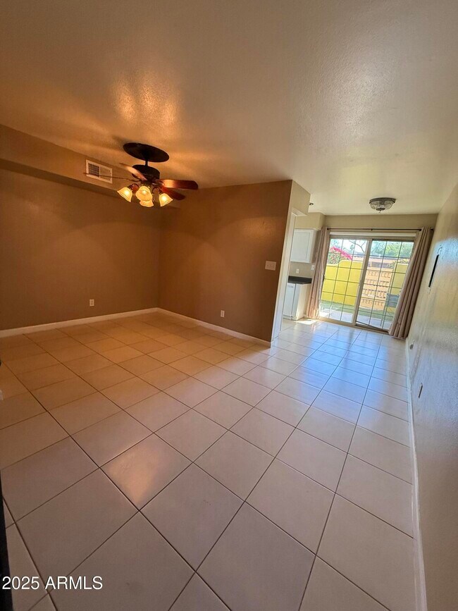 Building Photo - 1425 E Desert Cove Ave