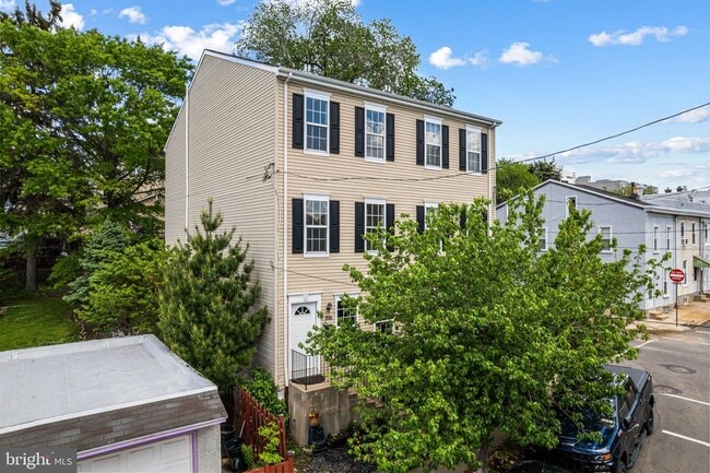 Building Photo - 396 Delmar St
