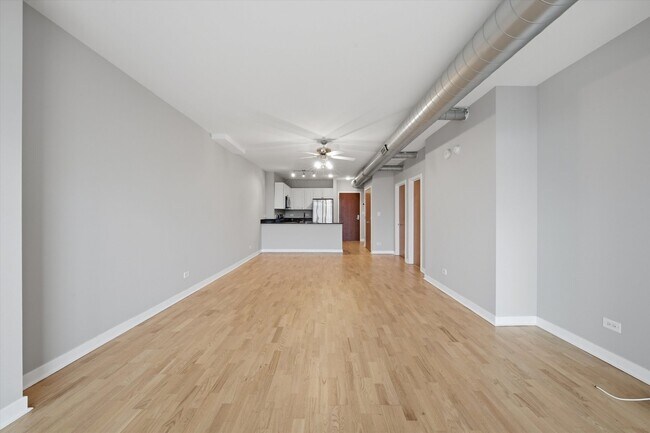 Building Photo - 1610 W Fullerton Ave