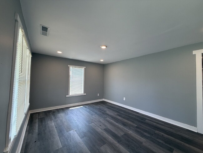 Building Photo - 2 bedroom Cozy Living with Modern Comforts!"