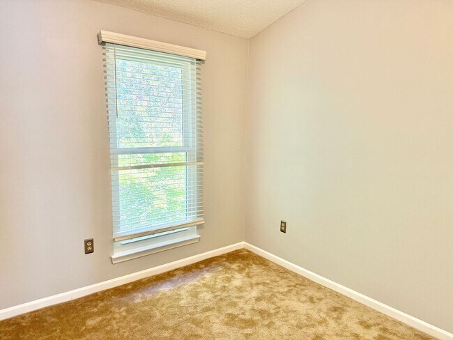 Building Photo - GORGEOUS COLONIAL IN WOODBRIDGE!