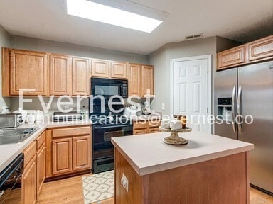 Building Photo - Special Offer: Sign an 8-10 month lease term and take advantage of a $500 move-in discount!/2-Bed...