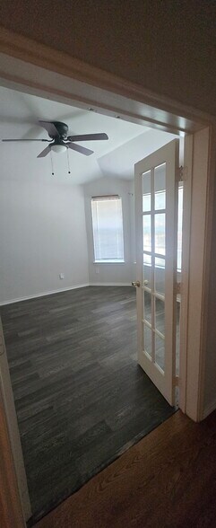 Building Photo - 6900 Oak Falls Dr