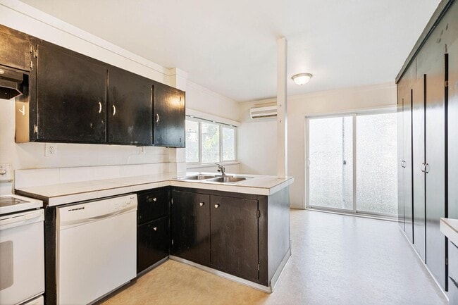 Building Photo - Charming 1-bdrm/1-bath in 1900s Victorian triplex—Prime location, shared laundry & yard