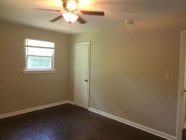 Building Photo - 4 Bedroom 2 Bath Move In Ready!