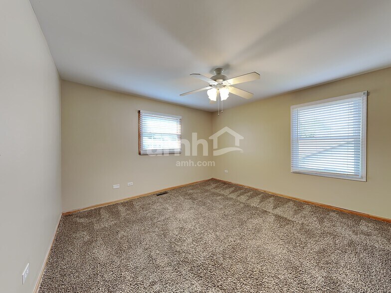 Building Photo - 302 Thames Dr