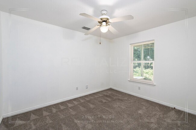 Building Photo - Charming 3-Level Home with Water Access in Daphne, AL