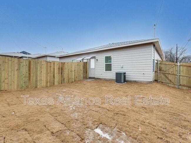 Building Photo - 3207 Karen St