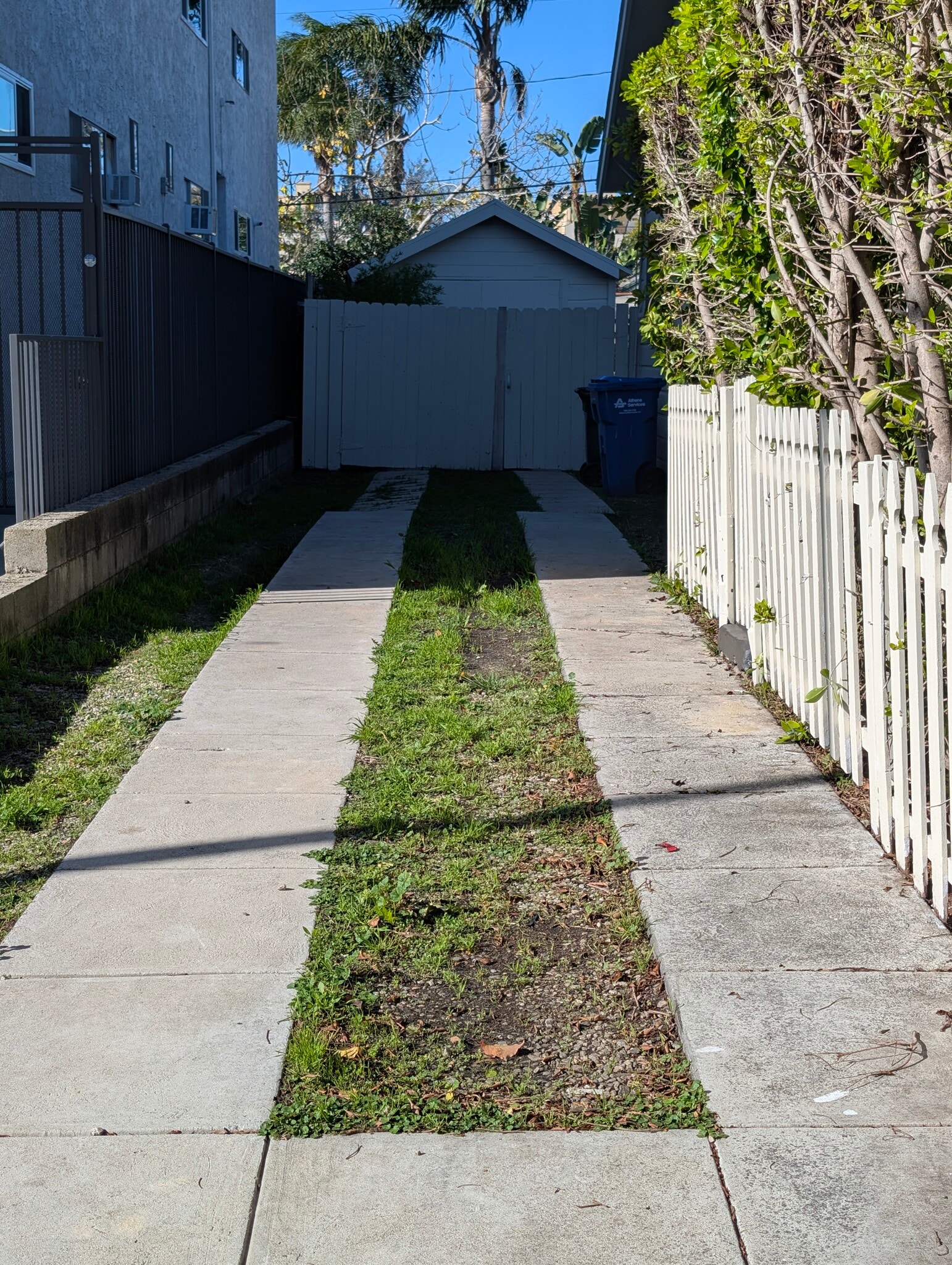 Building Photo - 849 N West Knoll Dr