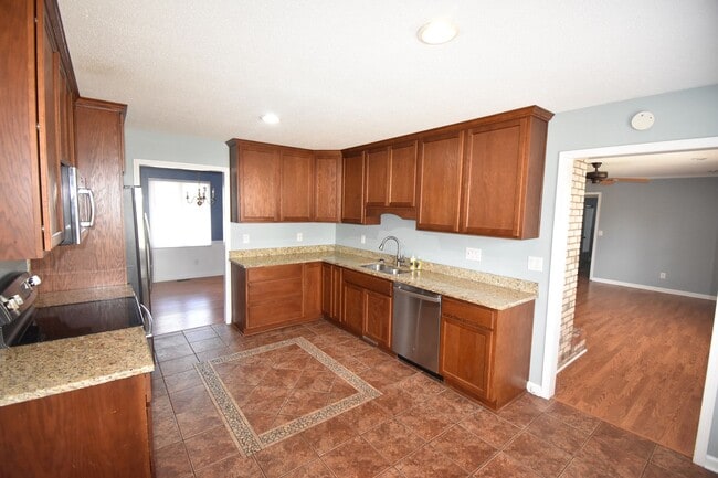 Building Photo - Beautiful 3 Bedroom and 2 Bath Home (No Pets)