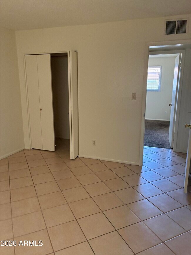 Building Photo - 1439 W Huntington Dr