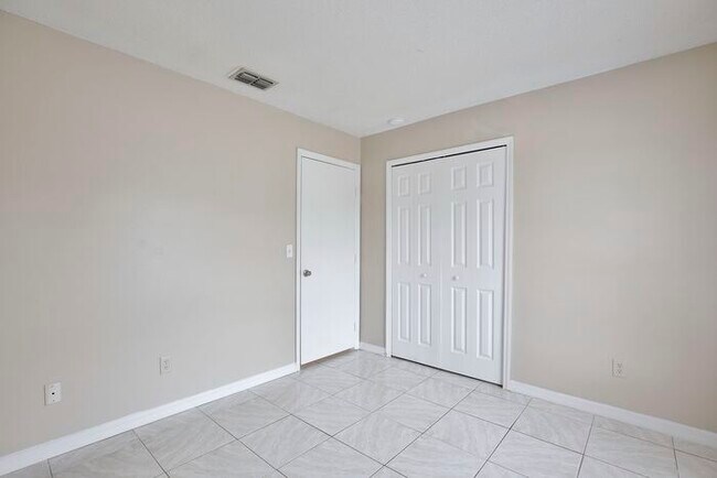 Building Photo - Charming 3/2 Spacious Home Located in the ...