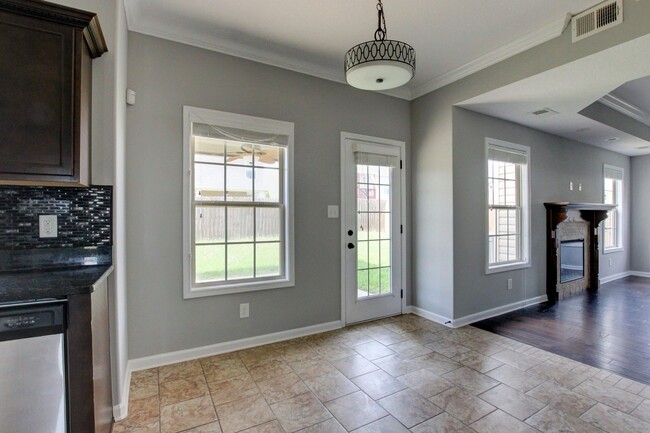 Building Photo - --AVAILABLE NOW! MOVE-IN READY!!!