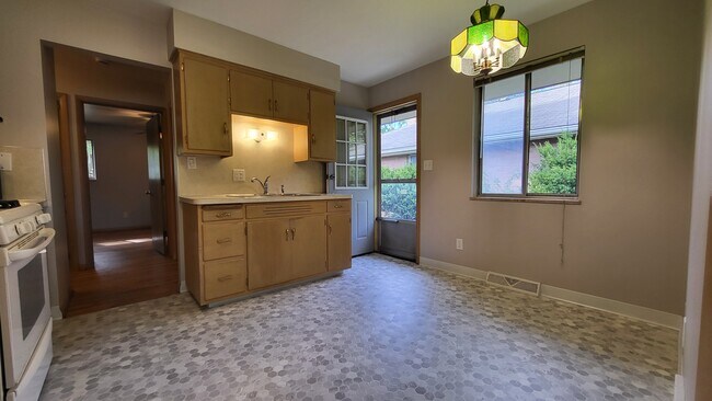 Kitchen - 4365 Glenmawr Ave