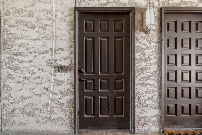 Building Photo - 505 W 7th St