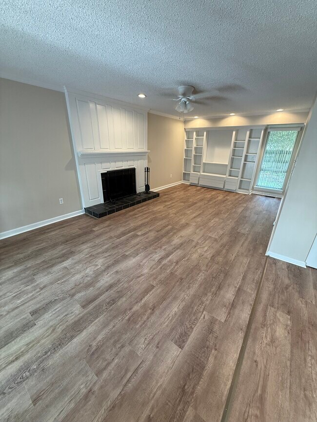 Building Photo - 2301 Thousand Oaks Dr