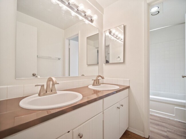 Building Photo - ONE BEDROOM IN DESIRABLE MILLWOOD NEIGHBOR...