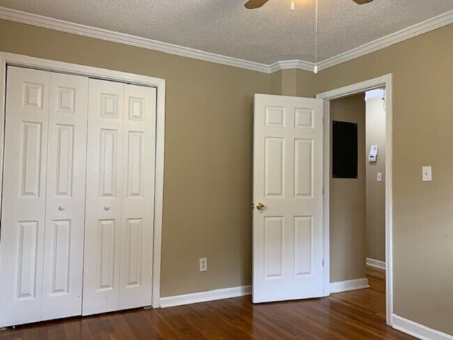 Building Photo - 2 bedroom/1 bath Condominium in a Gated Community