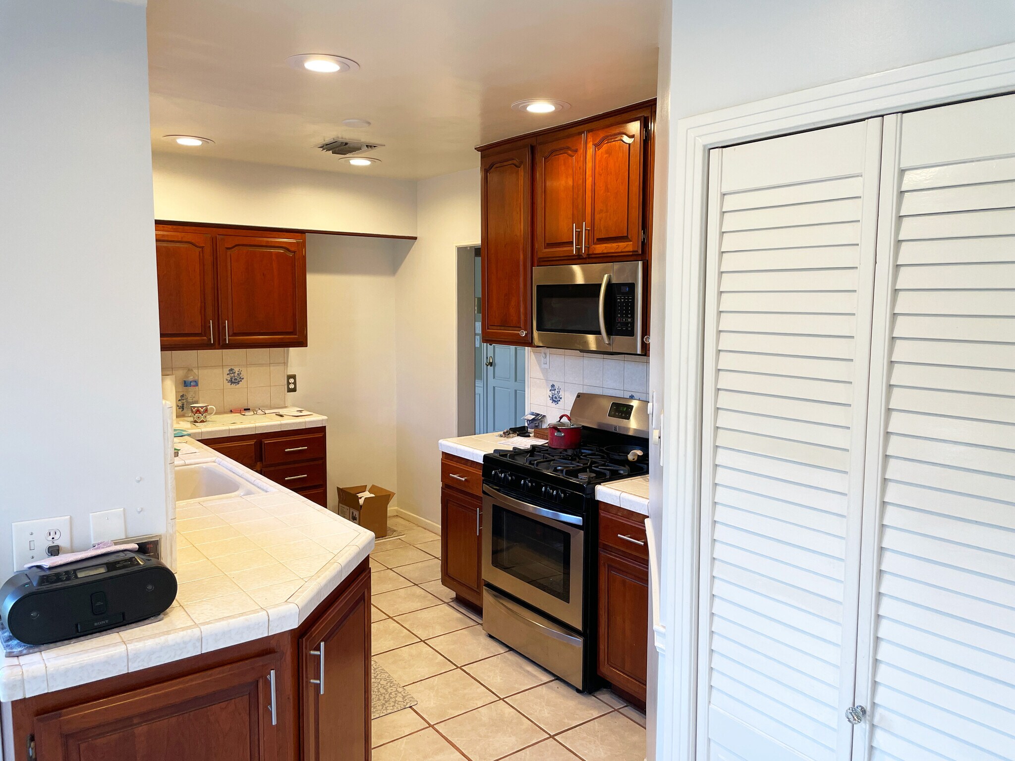 Kitchen with spacious pantry - 15341 Cohasset St