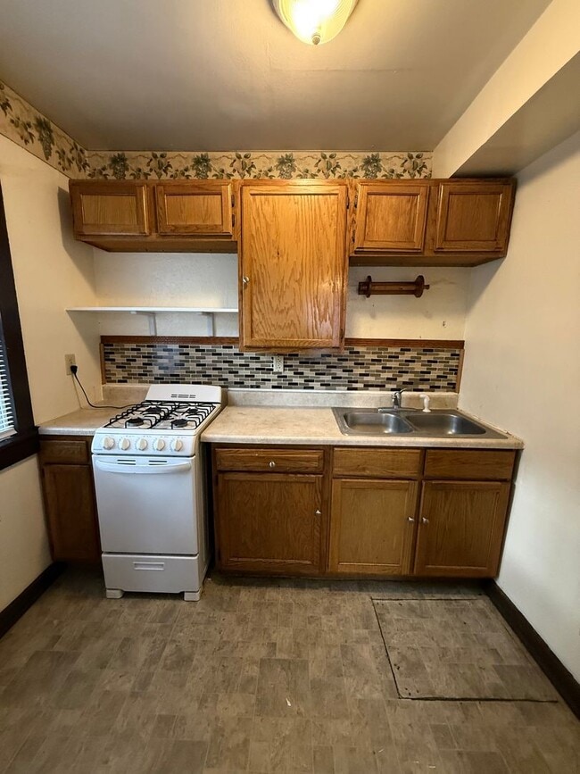 Building Photo - HOME FOR THE HOLIDAYS & 1/2 OFF MOVE IN RENT!