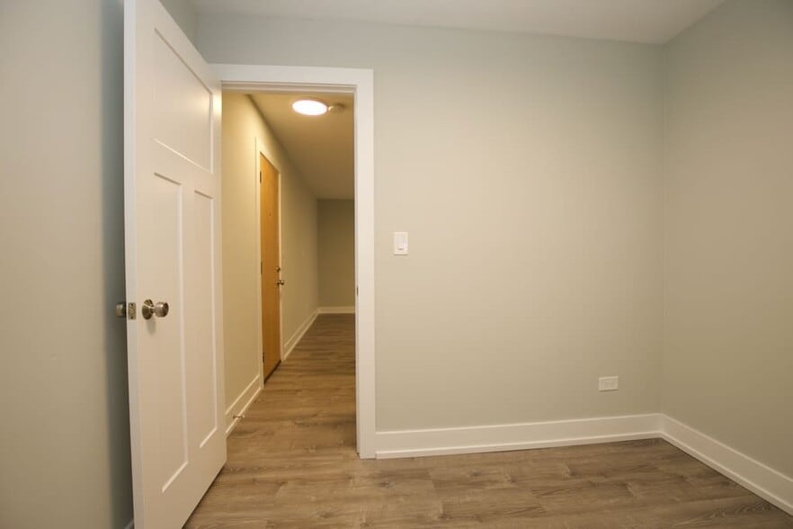 Building Photo - 448 W Barry