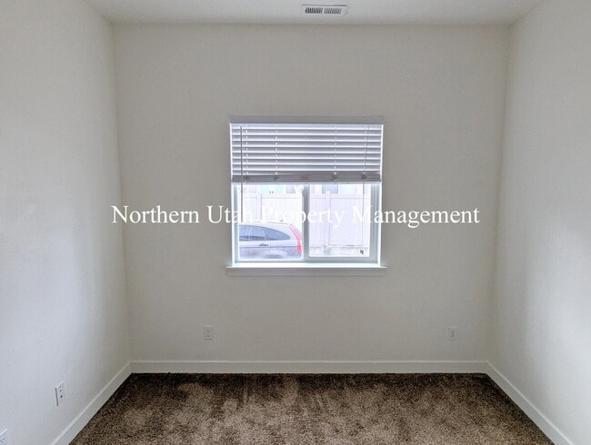 Building Photo - 4 Bed, 2 Bath, HVAC